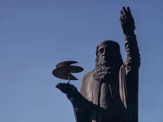Statue av Leonardo da Vinci som holder en luftskrue ved Fiumicino-teateret i Roma.