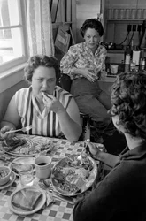 Kvinner prater over frokost på en diner i Oregon