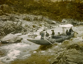En båt i strykene i Hozu-elven, Kyoto cirka 1900–1915 (fotografi)