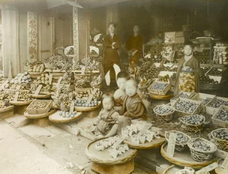 En fruktbutikk i Japan, cirka 1900–1915 (fotografi)