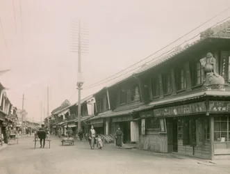 En handlegate i Motomachi-distriktet i Kobe, cirka 1900–1915 (fotografi)