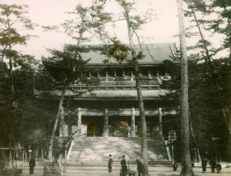 Chion-in buddhisttempelport, Higashiyama-distriktet, Kyoto, ca. 1900–1915 (fotografi)