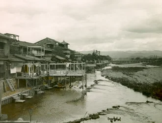 Hus ved Kamo-Gawa-elven nær Kyoto, ca. 1900–1915 (fotografi)