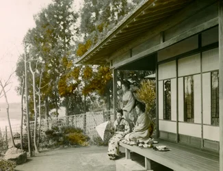 Japansk familie foran huset sitt, ca. 1900–1915 (fotografi)