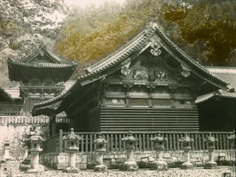 Del av Tosho-Gu-tempelet kalt Sanjinko i Nikko, cirka 1900–1915 (fotografi)