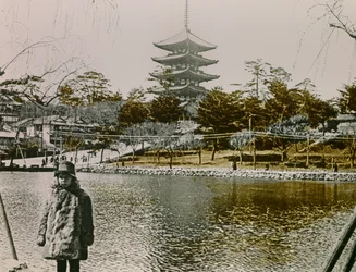 Portrett av en ung japansk mann foran en pagode i Tokyo, cirka 1900–1915 (fotografi)