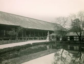 Utsikt over Sanjusangen-do buddhisttempel, Kyoto, ca. 1900–1915 (fotografi)