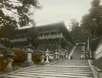 Utsikt over det buddhistiske tempelet på stylter i Nara, ca. 1900–1915 (fotografi)