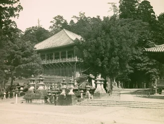 Utsikt over Nigatsu-Do buddhisttempel i Nara, ca. 1900–1915 (fotografi)