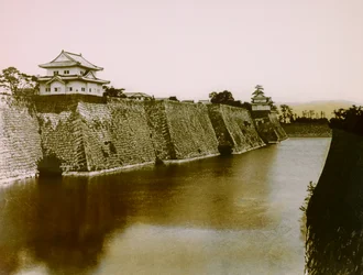 Utsikt over slottet og vollgraven i Osaka, ca. 1900–1915 (fotografi)