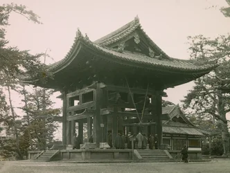 klokketårn fra Todai-Ji buddhisttempel i Nara, ca. 1900–1915 (fotografi)