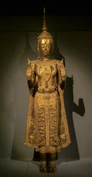 Buddha-parade gjør gesten av fraværet av frykt for begge hender