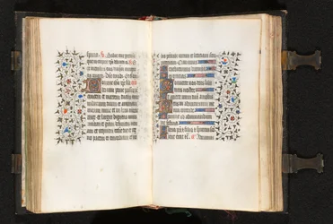 Timebok Bruk av Paris: Fol. 105v, initial D med dekorert kant, ca. 1420.