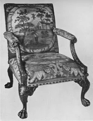 Chippendale Mahogny Arm-Chair med håndarbeid møbeltrekk, midten av 1700-tallet, 1928