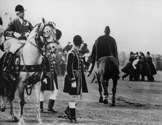En suffragette forsøker å angripe kongen når han ankommer for å åpne parlamentet, 1908