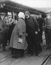 Herr og fru Bleriot etter at førstnevnte hadde fløyet kanalen, 1910