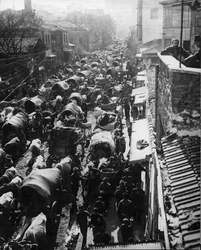 Flyktninger strømmer inn i Konstantinopel og venter på et skip til Asia under den tyrkiske revolusjonen, 1909