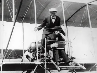 Thomas E. Grant med Mr Lewis Turner i en flyvende maskin for å fotografere Eclipse, 1912