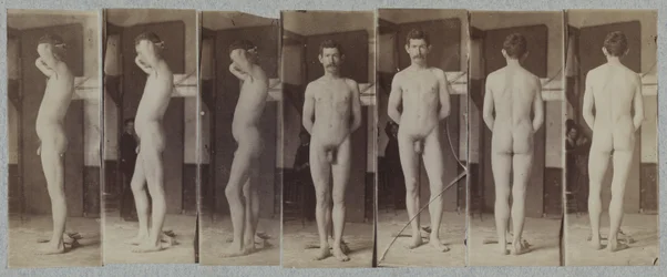 Fotografier av en stående mannlig nakenmodell «Joseph Smith»