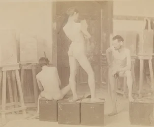 [Tre nakenmodeller i malestudio]