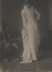 [Kvinne i hvit blondekjole i studio til Thomas Eakins], 1880-tallet, 1880-tallet.