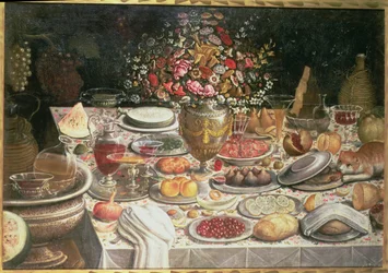 Stilleben av et bord dekket med mat, drikke og en vase med blomster