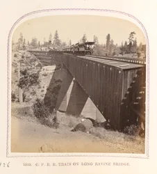 Tog på Long Ravine Bridge