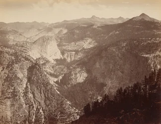 [Yosemite Valley sett ovenfra] / [Yowiye og Piwyack. Vernal og Nevada Falls. Yosemite Valley fra Glacier Point]