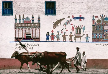 Malt veggmaleri på stukkaturvegg i et gårdshus i Luxor minnes bondens jarl ...
