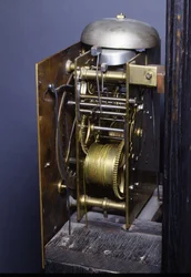 Detalj av en Charles II romersk slående månedsgående klokke, 1675