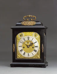 James II montert slående brakett klokke med pull quarter repeat, no. 166, ca. 1690-95 (ibenholt og forgylt metall) (se også 867503-4)