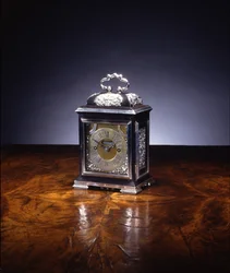 Miniatyr slående brakett klokke, nr. 222, ca. 1695 (sølv og ibenholt) (se også 834229-32)