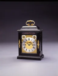 William og Mary miniatyr slående brakettklokke, nr. 226, ca. 1690-95 (ibenholt og metall)