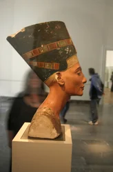 Byste av Nefertiti (c1370-c1330 f.Kr.) Store kongelige hustru (hovedkonsort) til den egyptiske farao Akhenaten. Nefertiti og mannen hennes var kjent for en religiøs revolusjon. De begynte å tilbe bare én gud, Aten, solskive.