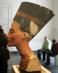 Portrettbyste av Nefertiti (1300-tallet f.Kr.) dronning-konsort av farao Akhenaton i det egyptiske museet i Altes Museum Berlin.