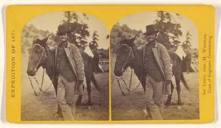 Fred W. Loring i kampanjeantrekket sitt, med muldyret sitt "Evil Merodach". Fotografert omtrent 40 timer før han ble brutalt myrdet...