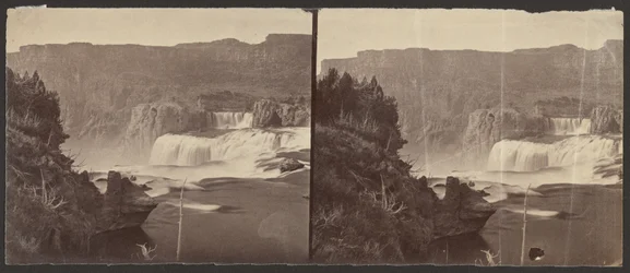 [Shoshone Falls, Snake River, Idaho, utsikt midt på dagen, tilstøtende klippevegger omkring 1.000 fot høye]
