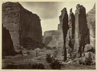 Cañon de Chelle, Walls of the Grand Cañon, omtrent 1200 fot i høyden, 1873