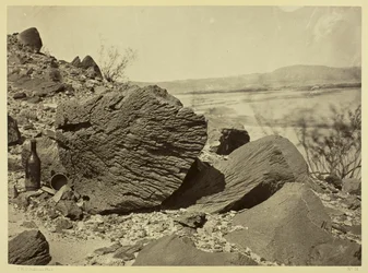 Fjell hugget av drivende sand, under festningsklippen, Arizona