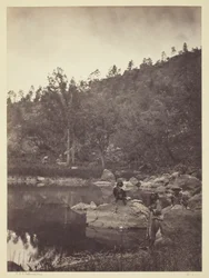Utsikt over Apache Lake, Sierra Blanca-fjellkjeden, Arizona, to Apache-speidere i forgrunnen