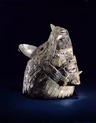 Hodet til et dyr med et menneskehode i de åpne kjevene, funnet i Tula, Hidalgo, Mexico, Early Post-Classic (900-1250) (keramikk med perlemormosaikk)
