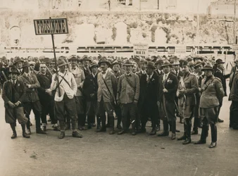 Album "MVSN- Blackshirts": Hunters Frosinone, bevæpnet med en hagle, med to offiserer fra Militia of Forestry i Napoli (s/h-bilde)