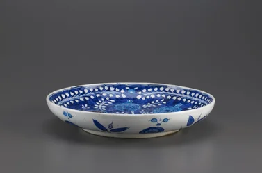 Dish, Iznik, osmansk dynasti, 1530-tallet (keramikk)