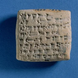Nettbrett gravert med et brev fra Tirirsama til kong Niqmepa, fra Atshana, 1300-tallet f.Kr. (bakt leire)