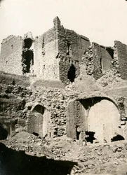 Kirken i St. Simeons kloster, nordvestre hjørne før restaurering, Aswan, Egypt, fotografert av Ugo Monneret de Villard
