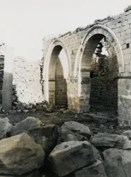 Søyle og buer, interiør av kristen basilika dedikert til jomfru Maria, Qasr Ibrim, Egypt, fotografi av Ugo Monneret de Villard