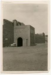 Østporten og tårnet til St. Simeon-klosteret, Aswan, Egypt, fotografert av Ugo Monneret de Villard