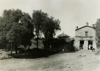 Inngang til innhegningen rundt Vår Frue Maria av Sions kirke, Axum, Etiopia, fotografert av Ugo Monneret de Villard, ca. 1937
