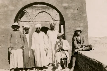 Fire arbeidere, arkitekt Ferdinando Reggiori og arkeolog Ugo Monneret de Villard i St. Simeon-klosteret, Aswan, Egypt, fotografert av Ugo Monneret de Villard