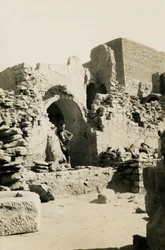 Interiør av det store tårnet (qasr) i St. Simeons kloster, Aswan, Egypt, fotografert av Ugo Monneret de Villard